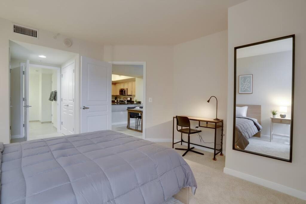 Upscale Comfort Next To Metro And Dining Arlington Bagian luar foto