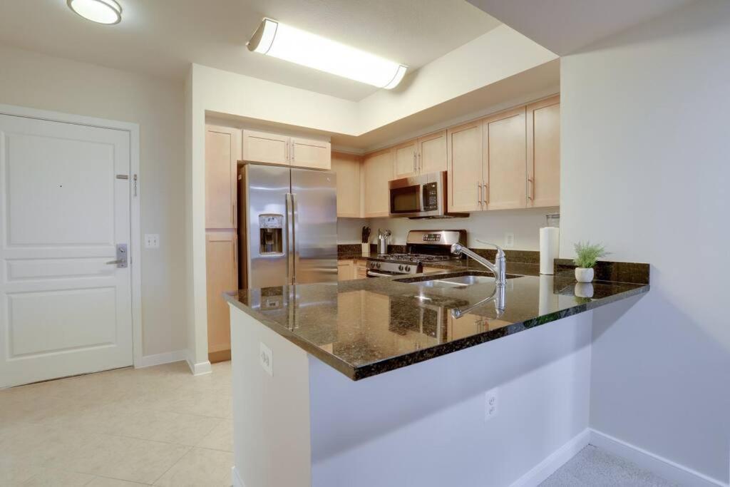 Upscale Comfort Next To Metro And Dining Arlington Bagian luar foto