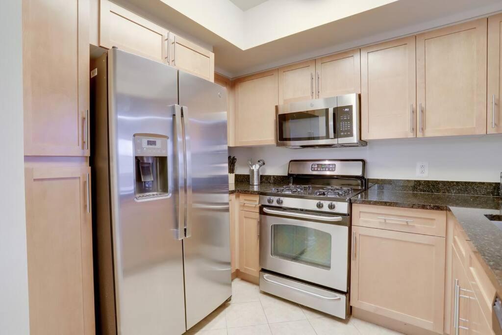 Upscale Comfort Next To Metro And Dining Arlington Bagian luar foto