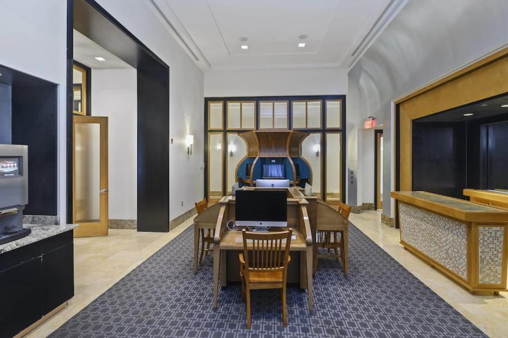Upscale Comfort Next To Metro And Dining Arlington Bagian luar foto