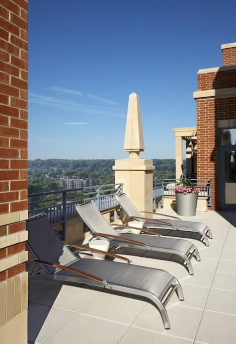 Upscale Comfort Next To Metro And Dining Arlington Bagian luar foto