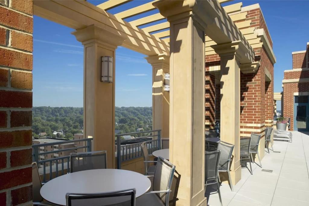 Upscale Comfort Next To Metro And Dining Arlington Bagian luar foto