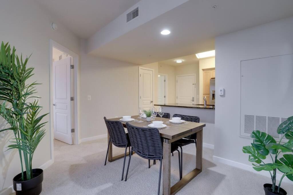 Upscale Comfort Next To Metro And Dining Arlington Bagian luar foto