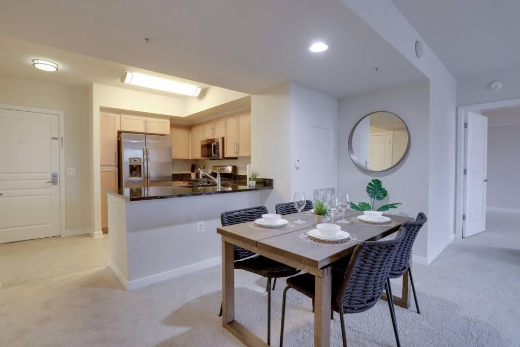 Upscale Comfort Next To Metro And Dining Arlington Bagian luar foto