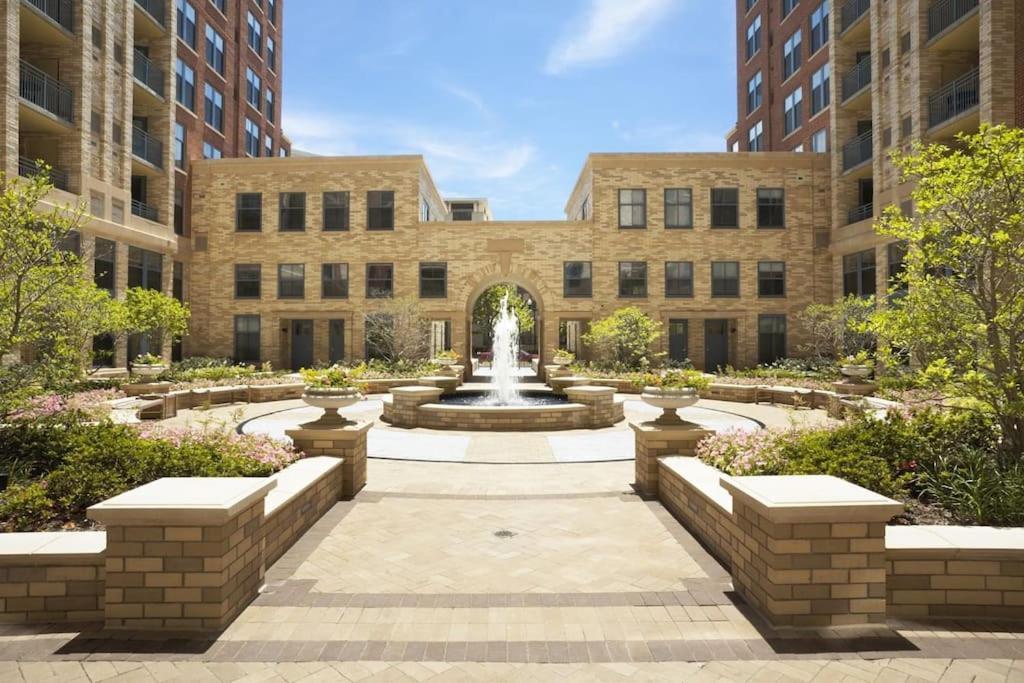 Upscale Comfort Next To Metro And Dining Arlington Bagian luar foto