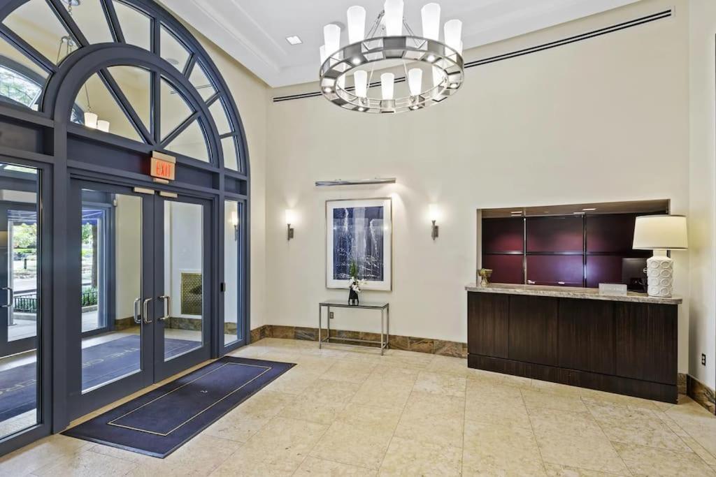 Upscale Comfort Next To Metro And Dining Arlington Bagian luar foto