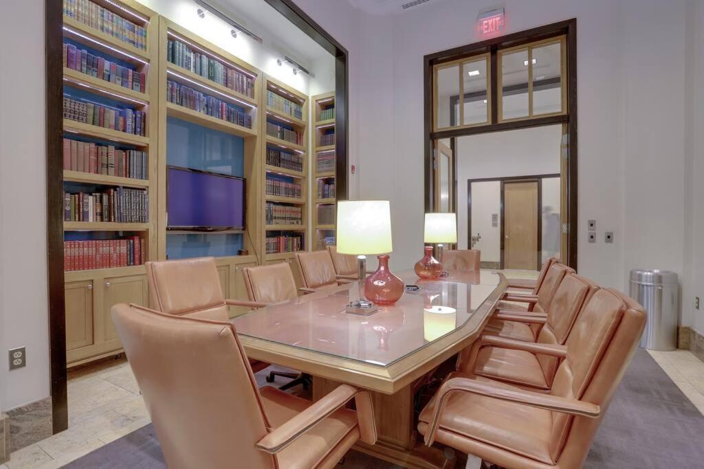 Upscale Comfort Next To Metro And Dining Arlington Bagian luar foto